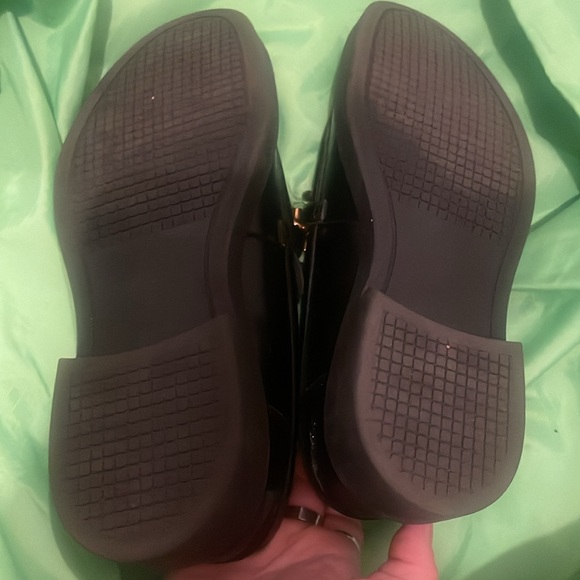 Steve Madden women’s size 6.5 black oxford loafer with gold chain detail EUC - Picture 5 of 6